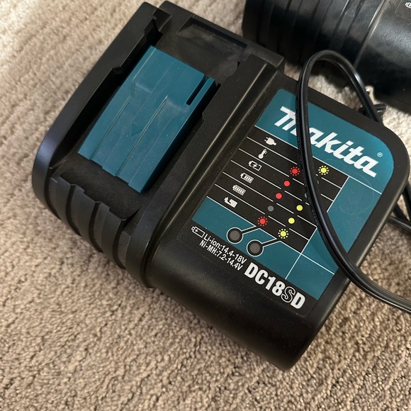 2 Makita DC18SD Chargers - Picture 2 of 7